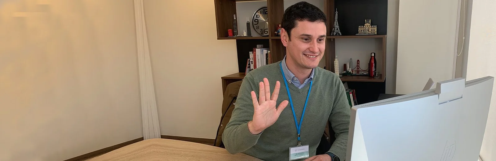 Psiquiatra Dr. Eduardo Neira atendiendo una consulta online